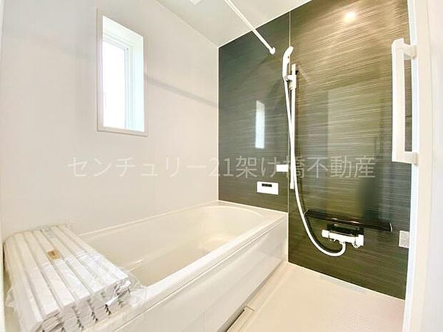 【浴室】浴室乾燥暖房機付きです。雨の日の洗濯物の乾燥やヒートショック対策としてもお使い頂けます。