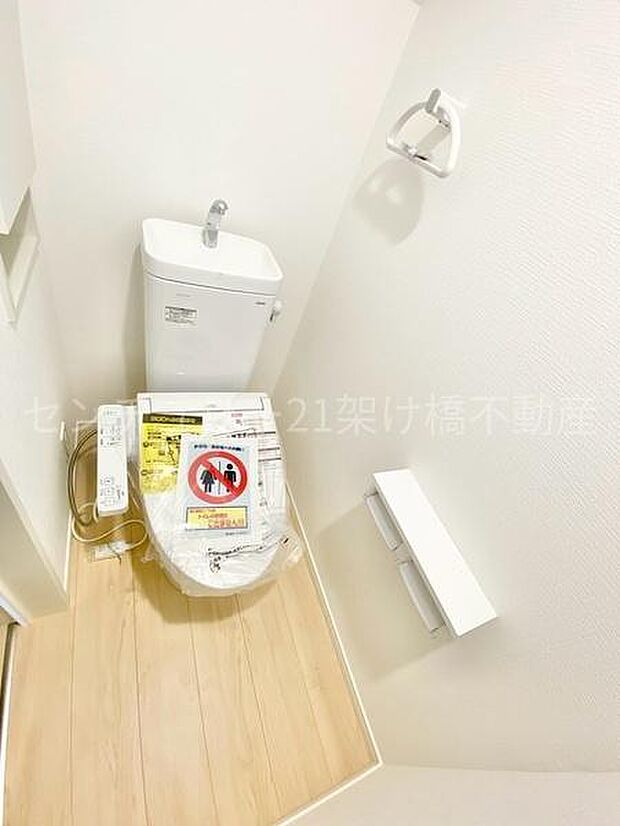 【トイレ】温水洗浄便座で快適にお使いいただけます。