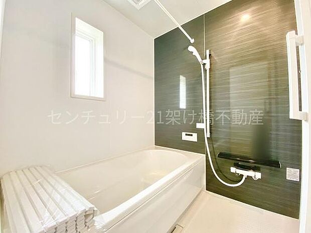 【浴室】浴室乾燥暖房機付きです。雨の日の洗濯物の乾燥やヒートショック対策としてもお使い頂けます。