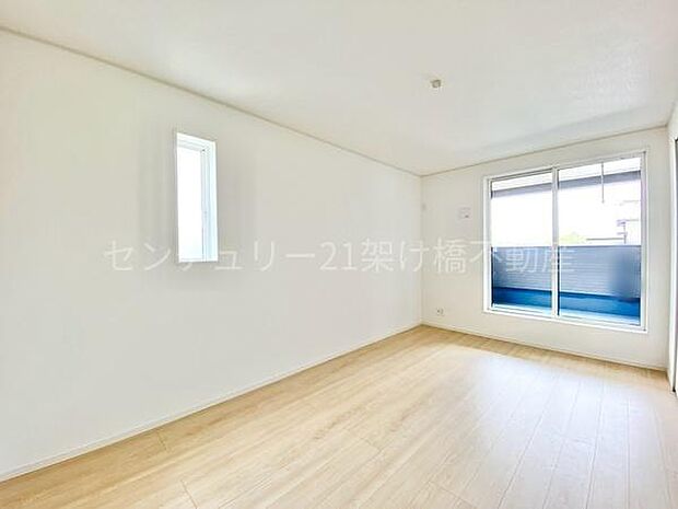 【2階 東側洋室 8帖】バルコニーに面した明るい洋室♪主寝室としてもおすすめ◎