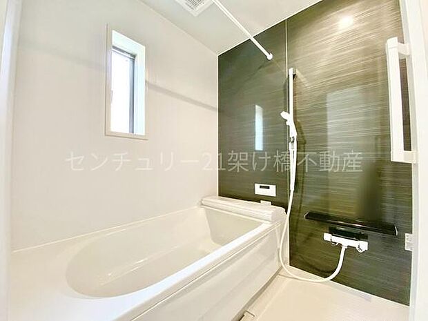【浴室】浴室乾燥暖房機付きです。雨の日の洗濯物の乾燥やヒートショック対策としてもお使い頂けます。
