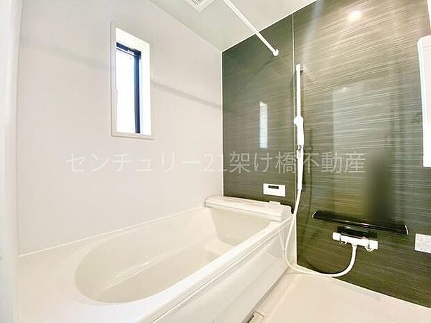 【浴室】浴室乾燥暖房機付きです。雨の日の洗濯物の乾燥やヒートショック対策としてもお使い頂けます。