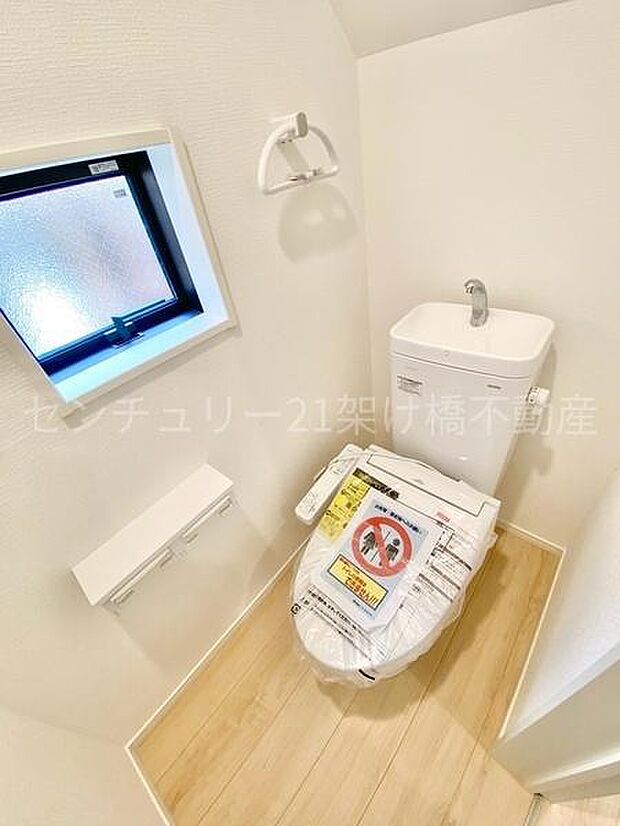 【1階 トイレ】温水洗浄便座で快適にお使いいただけます。
