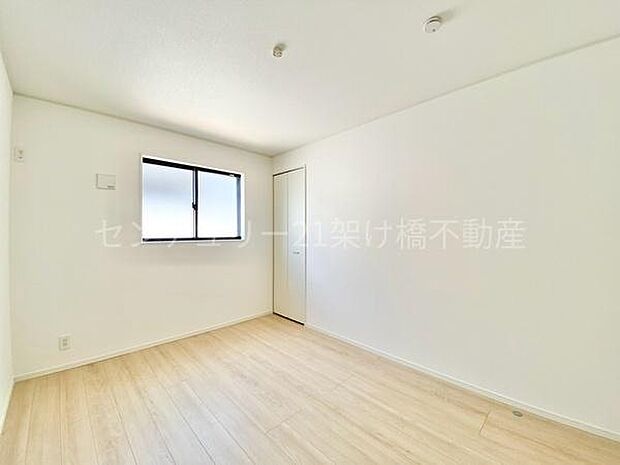 【2階 東側洋室 6帖】同じ大きさのお部屋を2部屋ご用意しております。子供部屋にもおすすめ♪