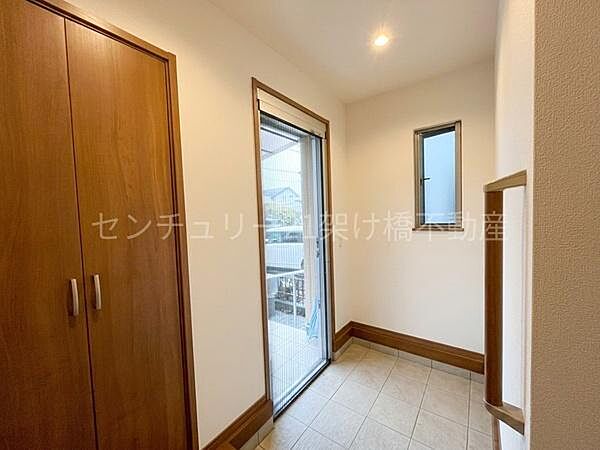 【玄関】採光面があり、明るい玄関です◎