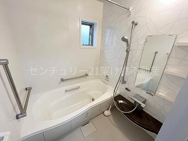 【浴室】窓があるので明るさや換気もバッチリです。安心の手すり付きです。