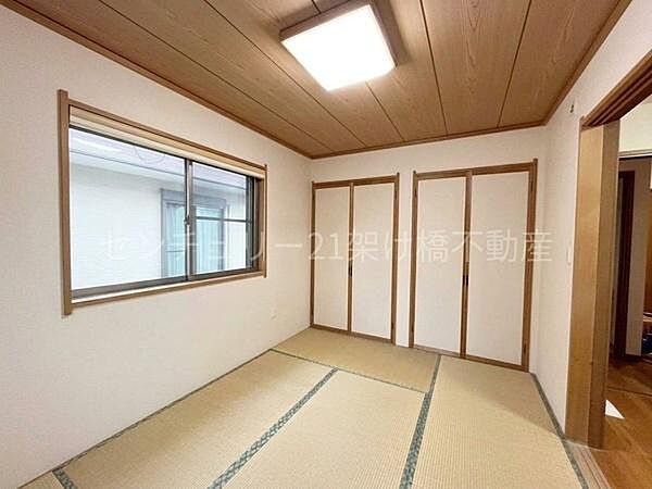 こちらも二面採光で明るく、収納付きです◎