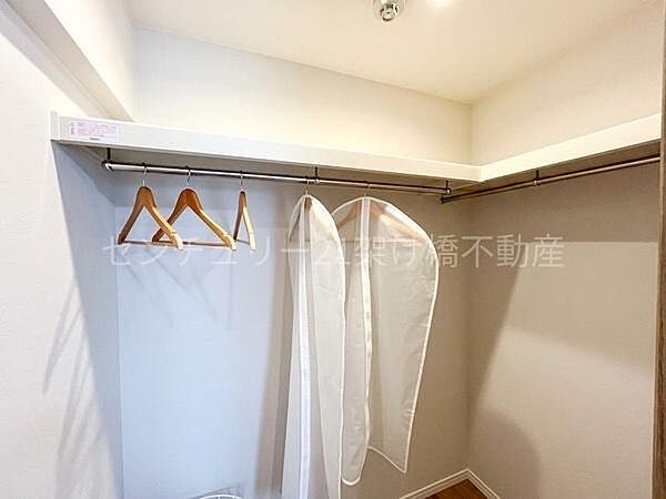 【南側洋室　7帖】ウォークインクローゼット季節ものの収納も安心です！