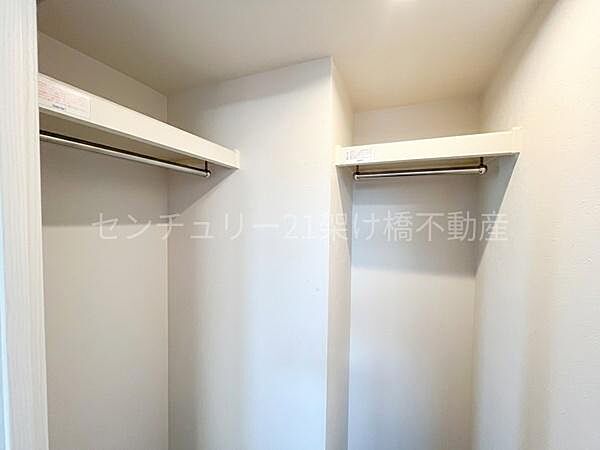 【洋室　5.0帖】ウォークインクローゼット季節ものの収納も安心です♪