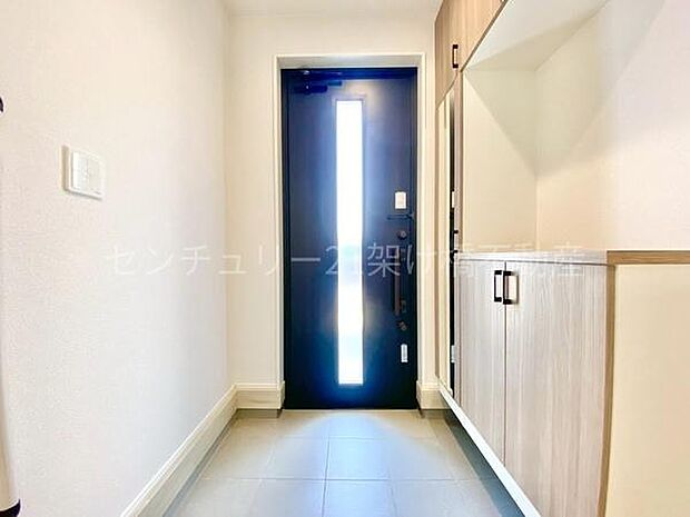 【玄関】採光面があり、明るい玄関です◎飾り棚付きシューズボックス!