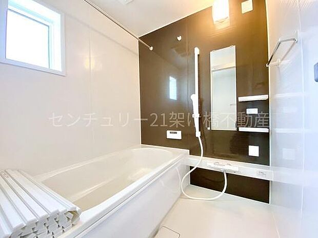 【浴室】浴室乾燥暖房機付きです。雨の日の洗濯物の乾燥やヒートショック対策としてもお使い頂けます。
