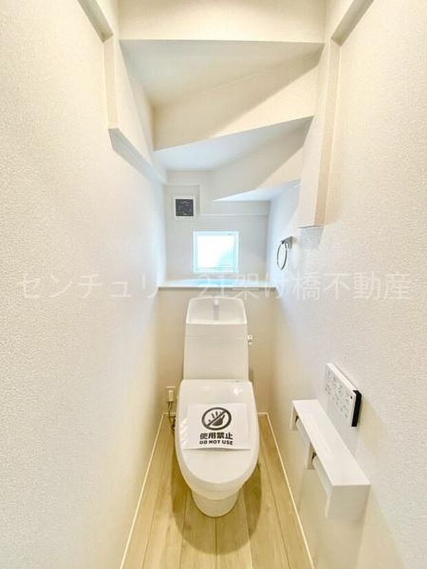 【1階 トイレ】温水洗浄便座で快適にお使いいただけます。