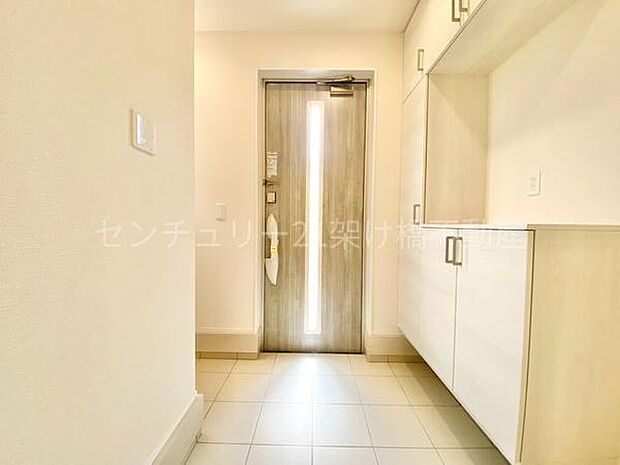 【玄関】飾り棚つきシューズボックス採光面があり、明るい玄関です。土間収納付き!