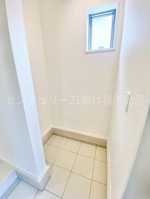 【土間収納】土汚れの気になるアウトドア用品なども収納可能です。