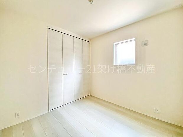 【1階 洋室 4.5帖】LDKと隣接する洋室は子供部屋にもおすすめです。
