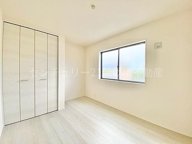 【南側洋室 5.5帖】採光面が大きく明るい洋室。子供部屋にもオススメ◎