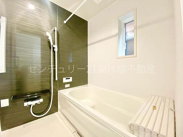 【浴室】浴室乾燥暖房機付きです。雨の日の洗濯物の乾燥やヒートショック対策としてもお使い頂けます。