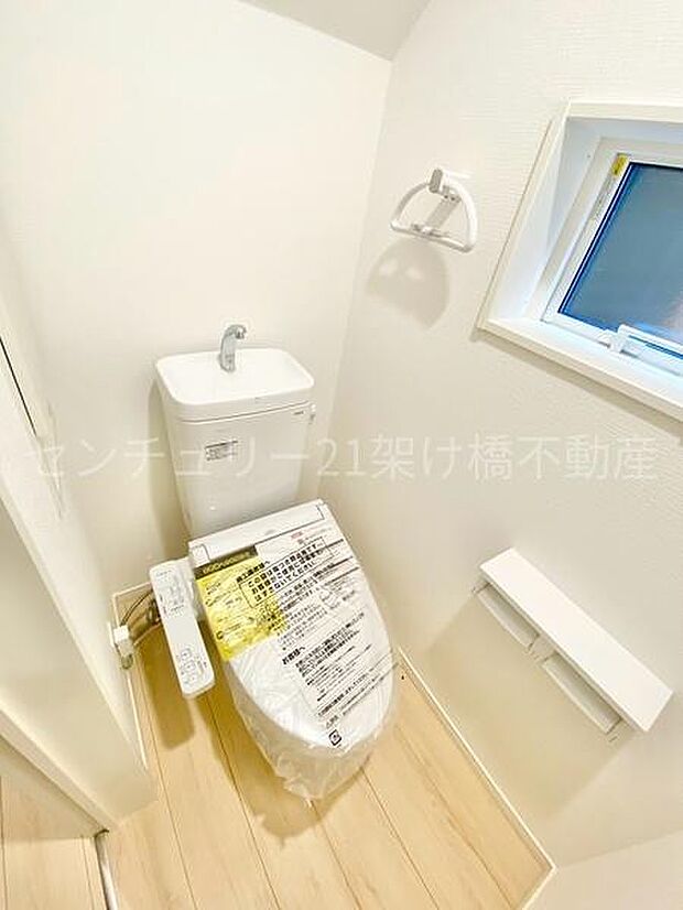 【1階　トイレ】温水洗浄便座で快適にお使いいただけます。