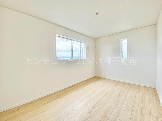 【2階　北側洋室　約6.75帖】2面採光で明るい洋室です。主寝室にオススメ◎クローゼットあり。