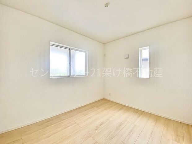 【1階　北側洋室　約5.25帖】2面採光で明るい洋室です。クローゼットあり◎