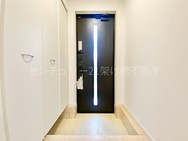 【玄関】シューズボックス・土間収納付きでスッキリとした玄関。採光面があり、明るいです。