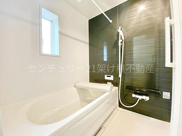 【浴室】浴室乾燥暖房機付きです。雨の日の洗濯物の乾燥やヒートショック対策としてもお使い頂けます。