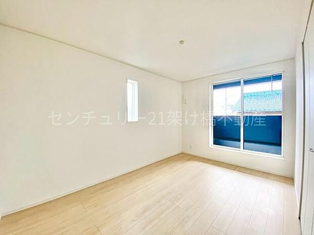 【2階　東側洋室　7.2帖】主寝室にオススメ◎バルコニーに面した明るい洋室。クローゼットあり。