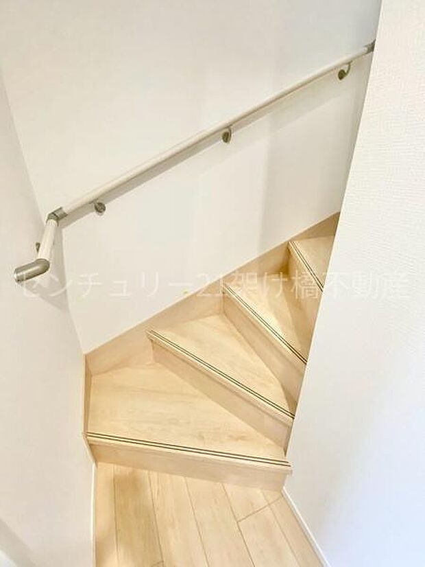 手すり付きの階段は小さなお子様やお年寄りのいるご家庭にも安心です。