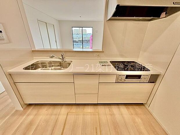 【対面式システムキッチン】三口コンロ、グリル、浄水器付きシンクでお料理が捗ります♪