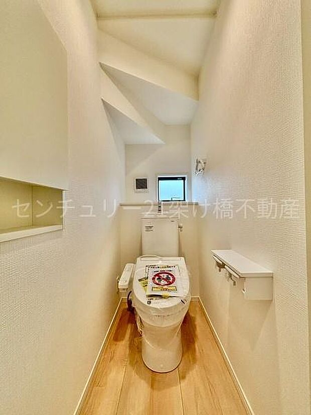 【1階 トイレ】衛生的な温水洗浄便座で快適にお使いいただけます。