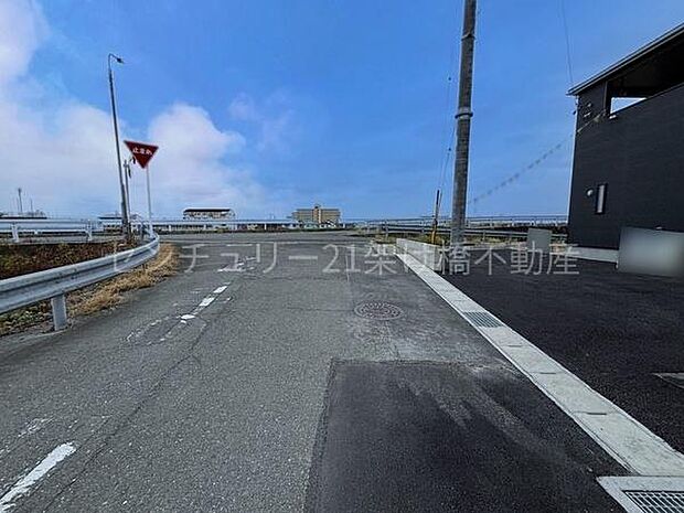 南側角地です◎前面道路6m以上で駐車も楽々!