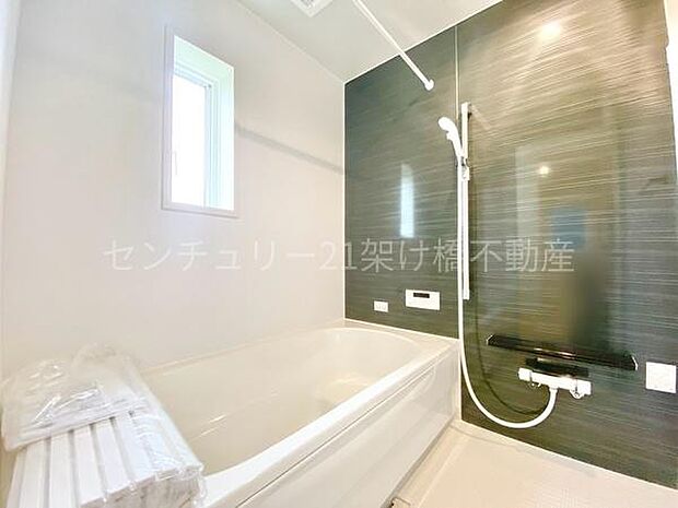 【浴室】浴室乾燥暖房機付きです。雨の日の洗濯物の乾燥やヒートショック対策としてもお使い頂けます。