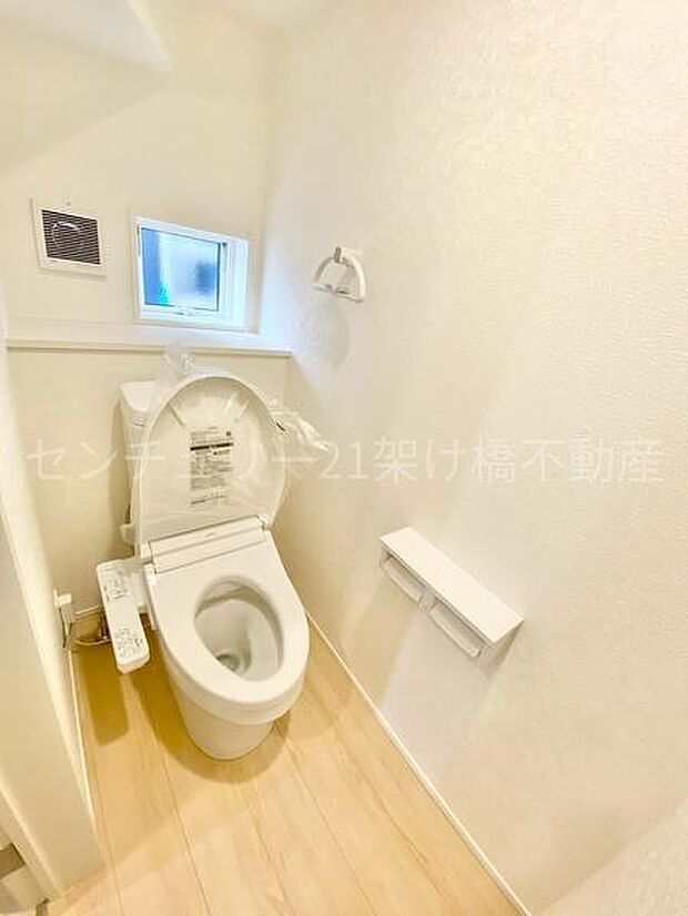 【1階　トイレ】温水洗浄便座で快適にお使いいただけます。