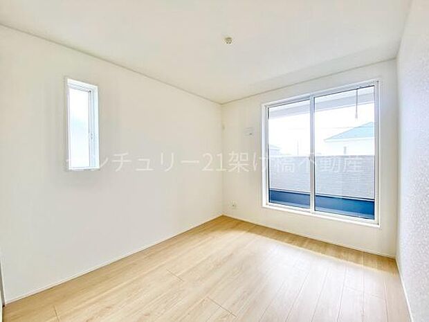 【2階　南側洋室　5.75帖】主寝室に最適！バルコニーに面した明るい洋室。クローゼットあり。