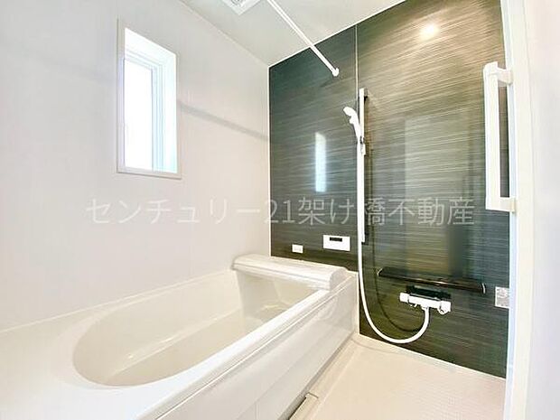 【浴室】浴室乾燥暖房機付きです。雨の日の洗濯物の乾燥やヒートショック対策としてもお使い頂けます。