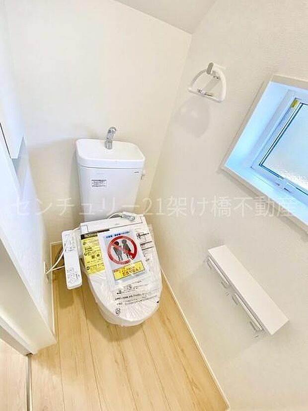 【1Fトイレ】各階にトイレあり。温水洗浄便座で快適にお使いいただけます。