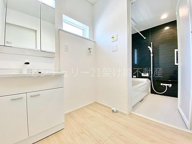 【洗面所】独立洗面台となっております。ストックなどを収納するのに便利な収納あり〇