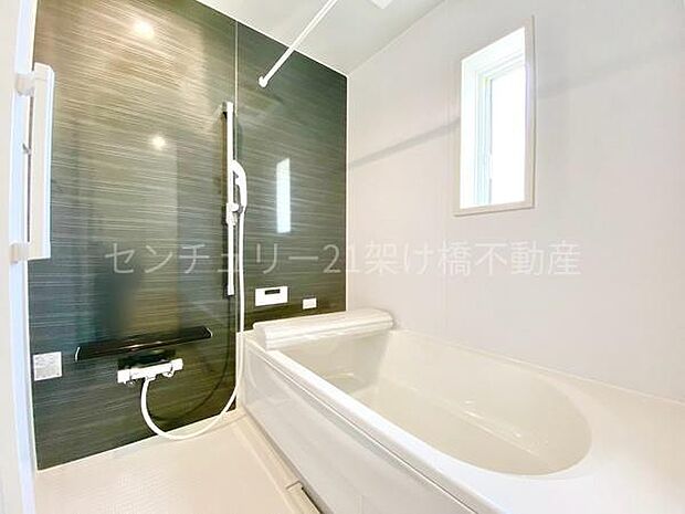 【浴室】浴室乾燥暖房機付きです。雨の日の洗濯物の乾燥やヒートショック対策としてもお使い頂けます。