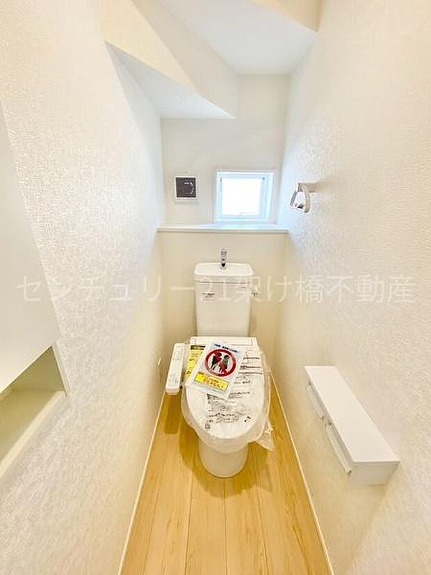 【1Fトイレ】各階にトイレあり。温水洗浄便座で快適にお使いいただけます。