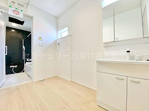 【洗面所】独立洗面台となっております。ストックなどを収納するのに便利な収納あり〇