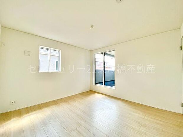 【2F　東側洋室　8帖】バルコニーに面したこちらの洋室は主寝室に最適なお部屋〇ウォークインクローゼットあり！