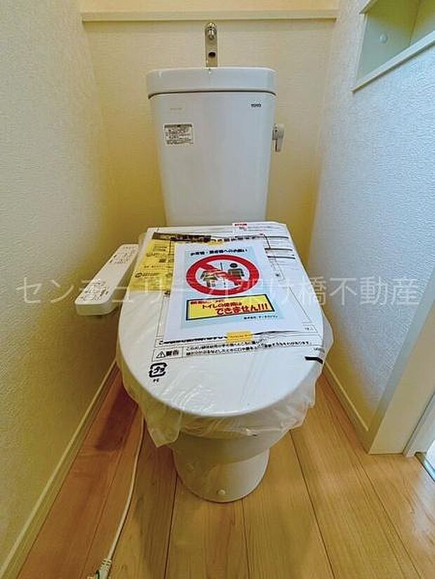 【1階 トイレ】衛生的な温水洗浄便座で快適にお使いいただけます。