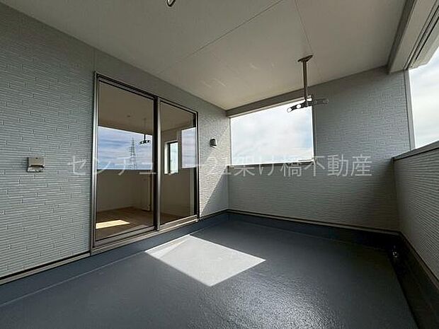 広々としたバルコニーは道路からの視線が気になりにくい造りです◎