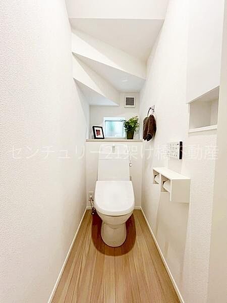 【1階 トイレ】温水洗浄便座で快適にお使いいただけます。