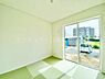 和室：【和室　4.5畳】リビングの隣の洋風和室です。収納つき♪