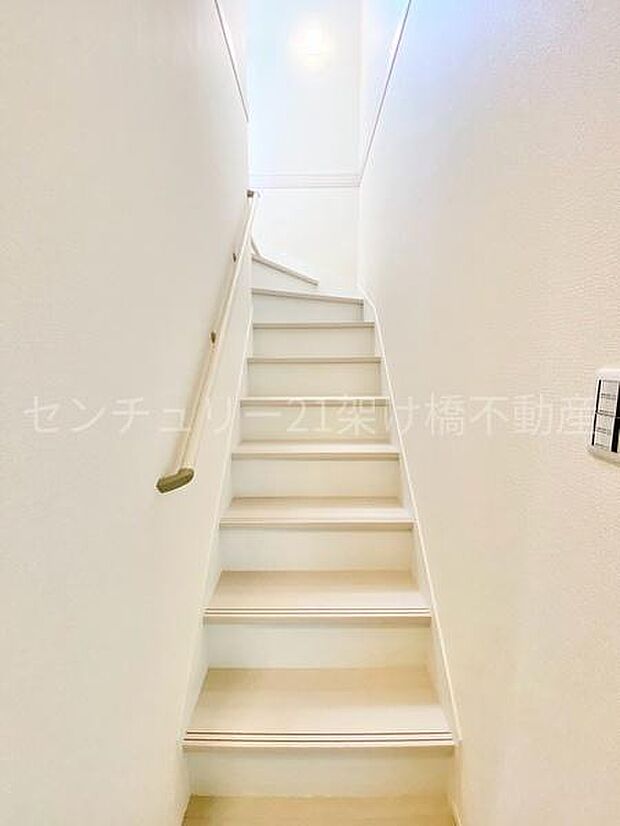 手すり付きの階段は小さなお子様やお年寄りのいるご家庭にも安心です。