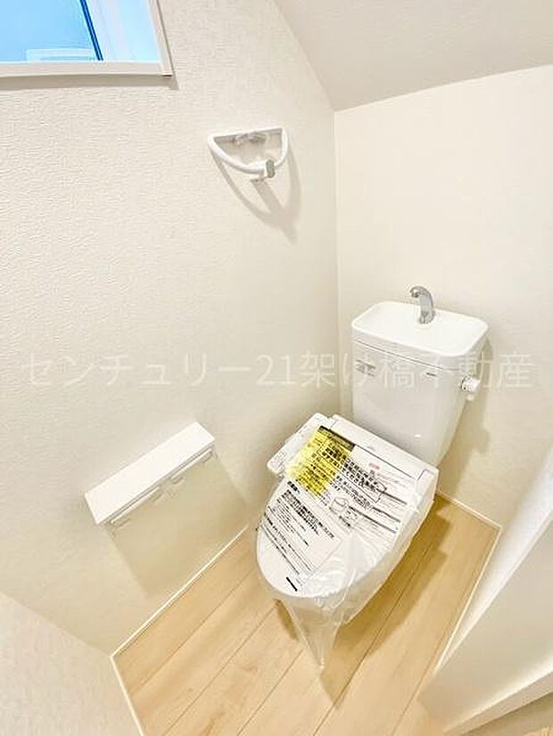 【1階　トイレ】温水洗浄便座で快適にお使いいただけます。