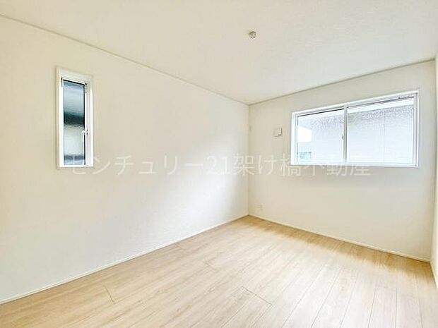 【2階 東側洋室 6帖】2面採光で明るい洋室。クローゼットあり。