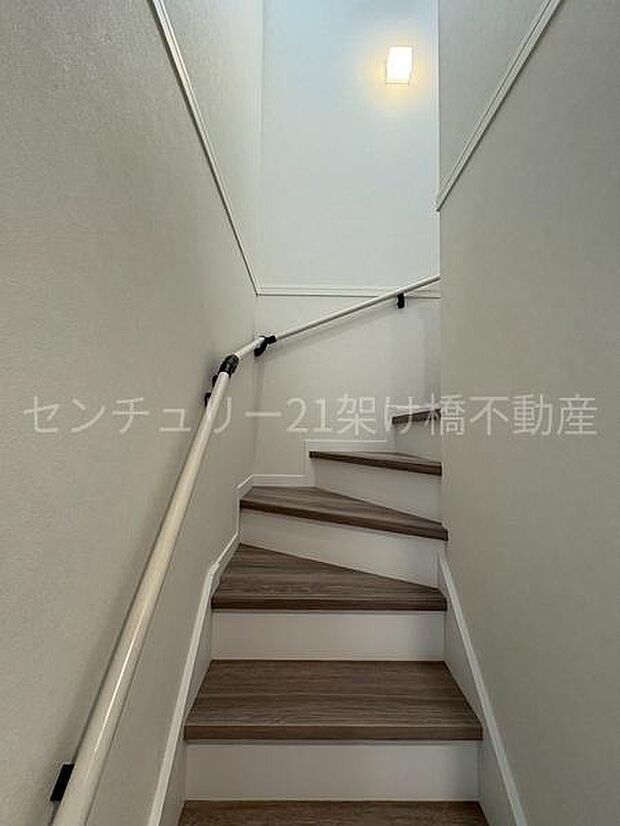 手すり付きの階段は小さなお子様やお年寄りのいるご家庭にも安心です♪