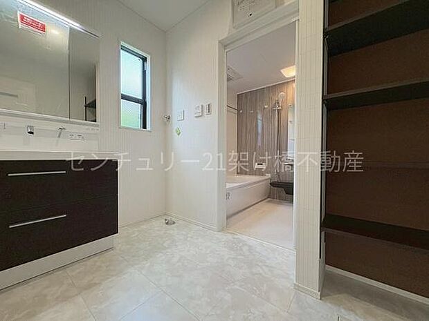 【洗面所】三面鏡の独立洗面台となっております。ストックなどを収納するのに便利な収納棚あり◎